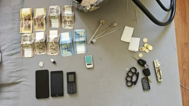 Fegyverrel fenyegettek meg és raboltak ki egy férfit Nagytarcsán, a rendőrség őrizetbe vette a támadókat