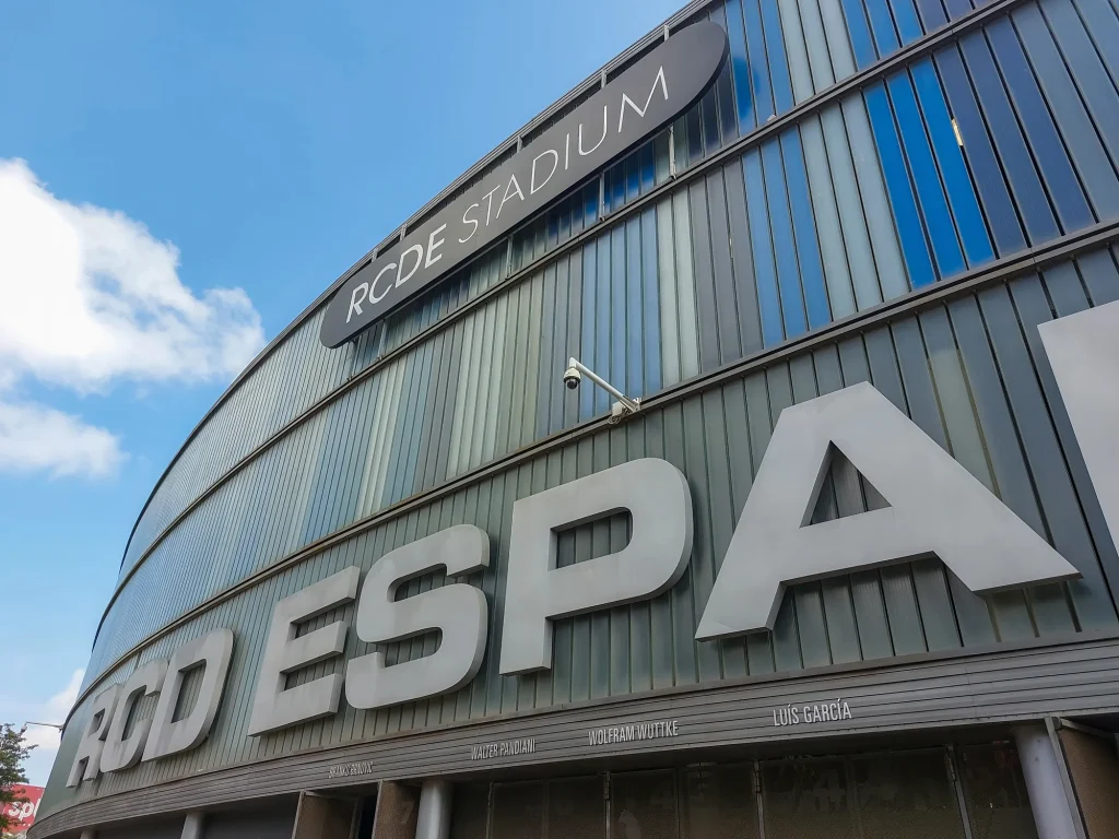 Részleges stadionbezárással és pénzbüntetéssel sújtotta a FIFA a spanyol válogatottat