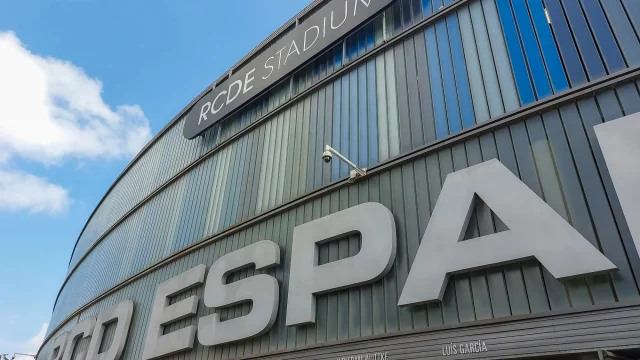 Részleges stadionbezárással és pénzbüntetéssel sújtotta a FIFA a spanyol válogatottat