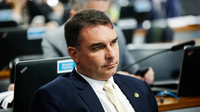 Flávio Bolsonaro az Egyesült Államokba távozott, Lula bírálja a lépést