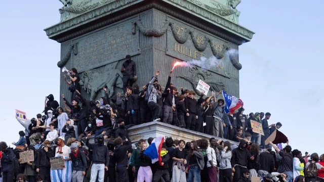 Vasárnap is folytatódtak a zavargások és a fosztogatások Párizsban és Lyonban