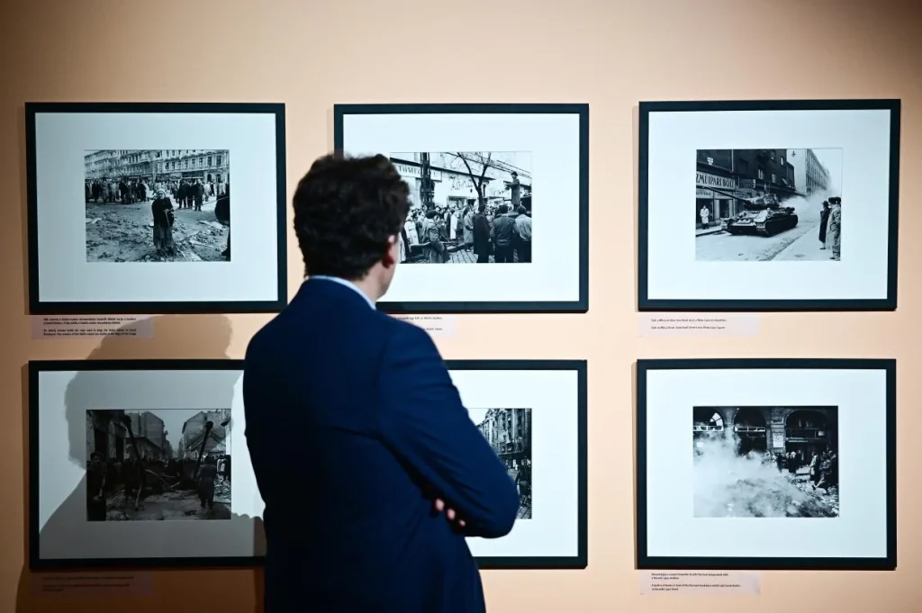 Mario De Biasi 1956-os budapesti fotóiból nyílt kiállítás a debreceni Déri Múzeumban
