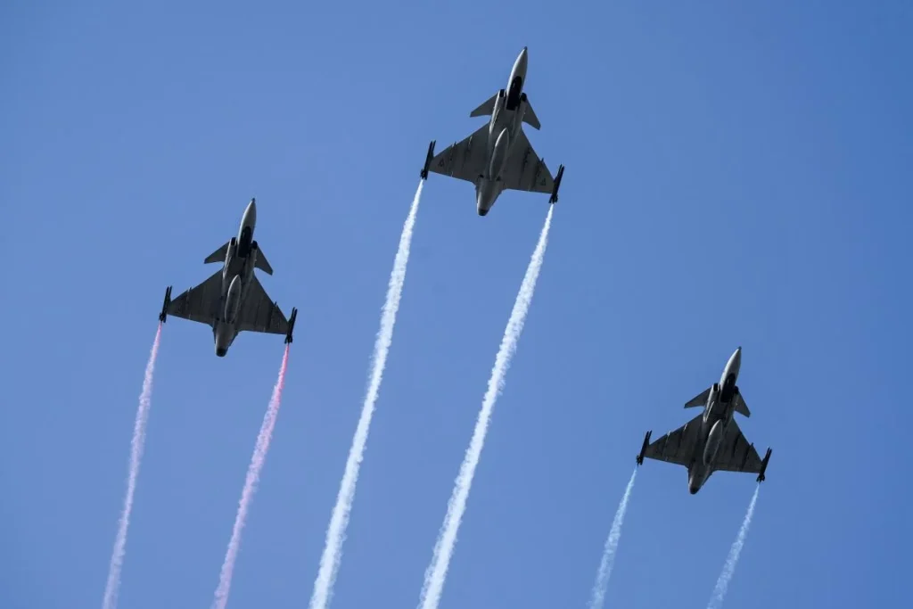 Hét JAS 39 Gripen vadászgép tart díszelgő áthúzást az 1956-os forradalom 70. évfordulóján Budapesten