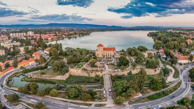 Hagyományos húzóhálós lehalászással és gasztronómiai fesztivállal várják a látogatókat a tatai Öreg-tónál