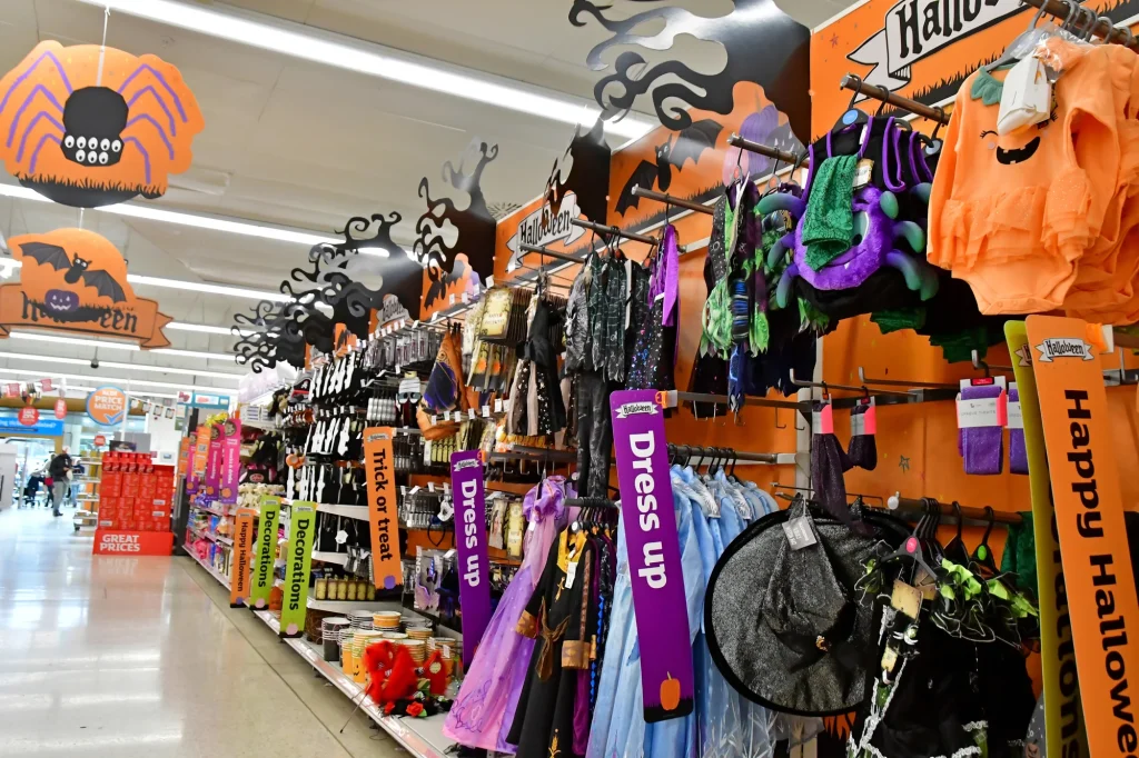 Lengyel üzletláncok vonják ki a forgalomból a Halloween-kellékeket a közelmúltbeli késelések után