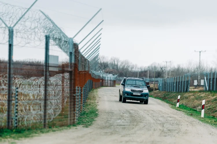 Három határsértőt tartóztattak fel és kísértek vissza a rendőrök a biztonsági határzárhoz