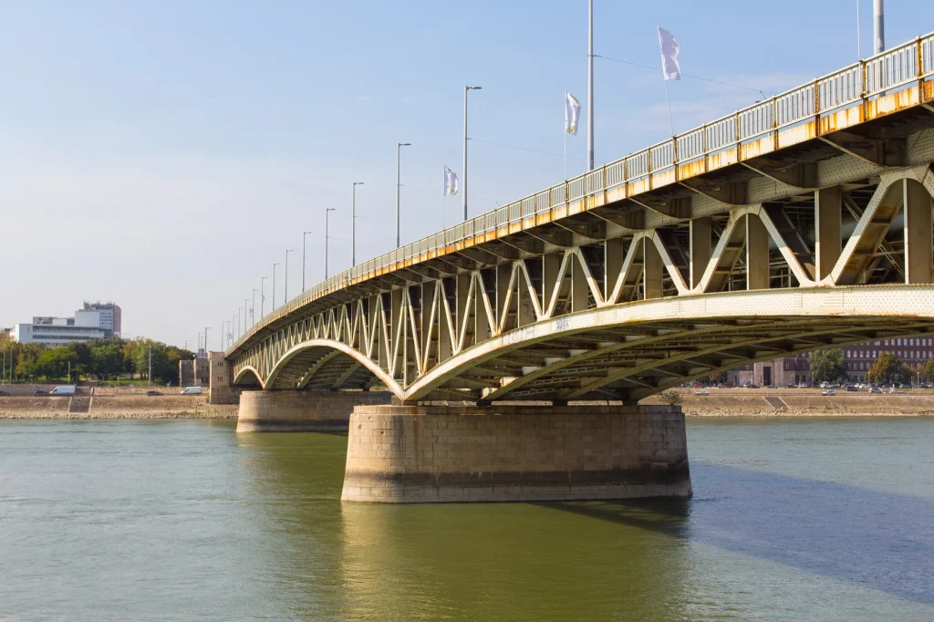A hétvégén a Margit hidat és a Petőfi hidat is tisztítják a Budapesti Közművek szakemberei