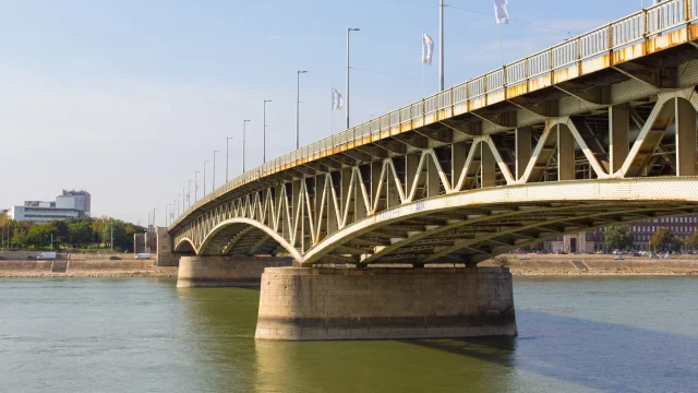 A hétvégén a Margit hidat és a Petőfi hidat is tisztítják a Budapesti Közművek szakemberei