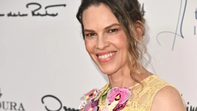 Hilary Swank 52 évesen várja harmadik gyermekét