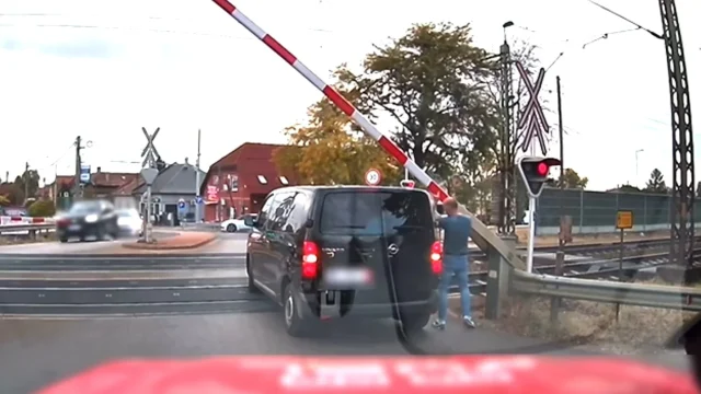 Hősies közbelépés mentett meg egy kisbuszt a vecsési vasúti átjáróban – videóval