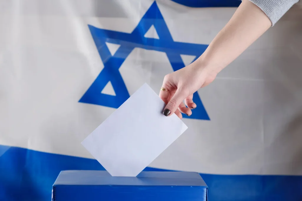 Megnyíltak a szavazóhelyiségek: Megkezdődött a huszonhatodik kneszet megválasztása Izraelben