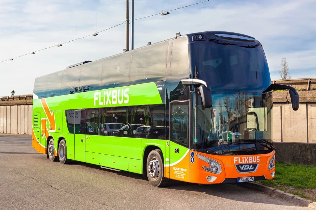 Jelentős buszflotta-bővítést jelentett be a közlekedési tárca, 105 emeletes busz is érkezik