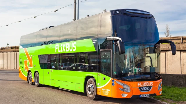 Jelentős buszflotta-bővítést jelentett be a közlekedési tárca, 105 emeletes busz is érkezik