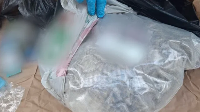 Kábítószer-kereskedelem miatt vettek őrizetbe két férfit Kókán és Budapesten
