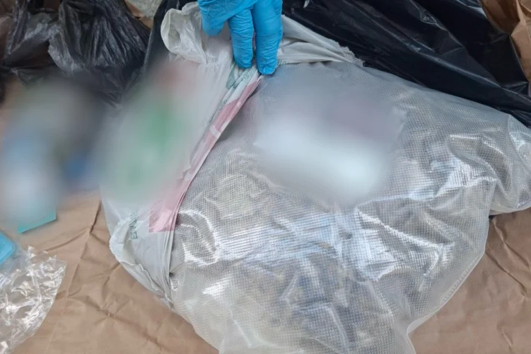 Kábítószer-kereskedelem miatt vettek őrizetbe két férfit Kókán és Budapesten