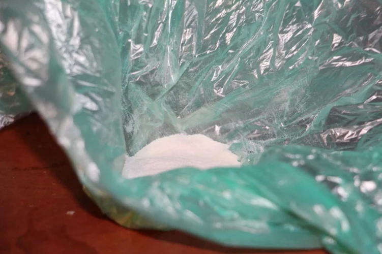 Kábítószer-kereskedelem miatt vett őrizetbe az encsi rendőrség egy szikszói társaságot