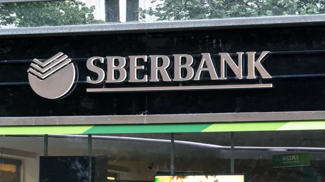 Több mint 309 millió eurós kártérítést követel az EU-tól a Sberbank Europe jogutódja a bankeladások miatt