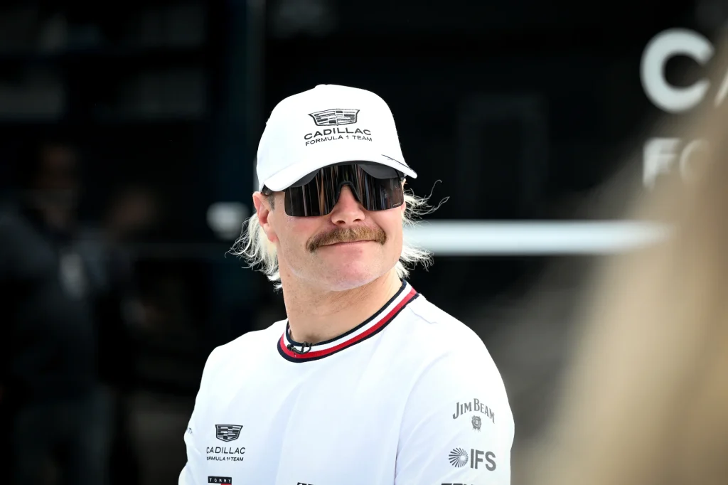 Kerékpárral érkezik a Szingapúri Nagydíjra Valtteri Bottas