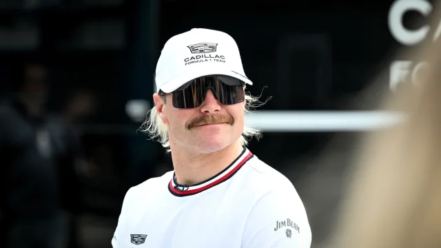 Kerékpárral érkezik a Szingapúri Nagydíjra Valtteri Bottas