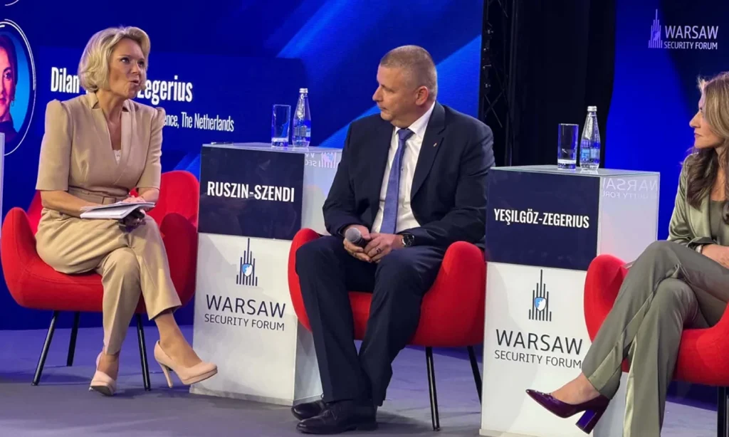 Európai védelmi ipar fejlesztését sürgette Ruszin-Szendi Romulusz a Varsói Biztonsági Fórumon