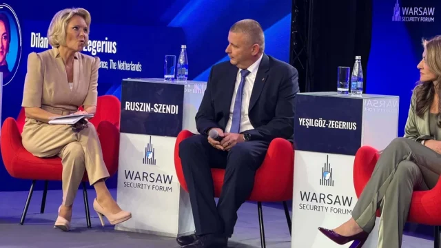 Európai védelmi ipar fejlesztését sürgette Ruszin-Szendi Romulusz a Varsói Biztonsági Fórumon