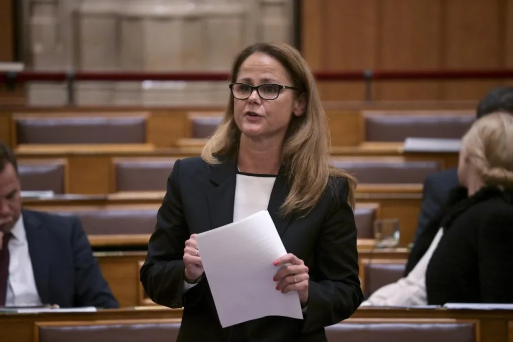 Költségvetési módosítás és gyermekvédelmi javaslatok az Országgyűlésben