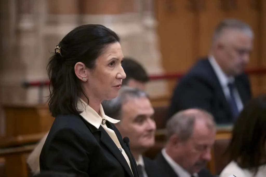 Költségvetési módosítás és gyermekvédelmi javaslatok az Országgyűlésben