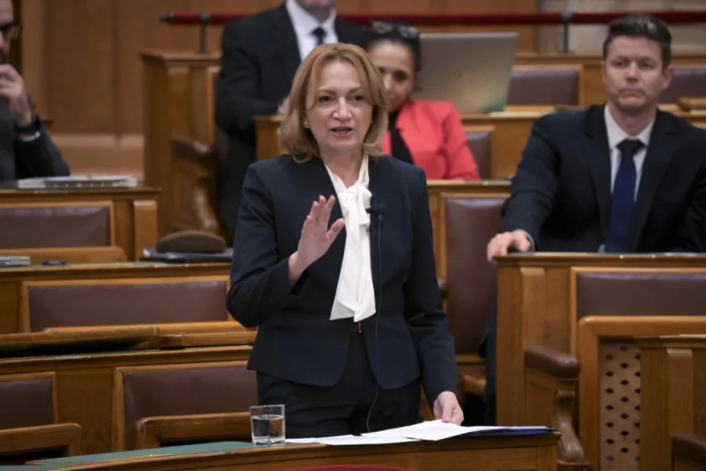 Költségvetési módosítás és gyermekvédelmi javaslatok az Országgyűlésben