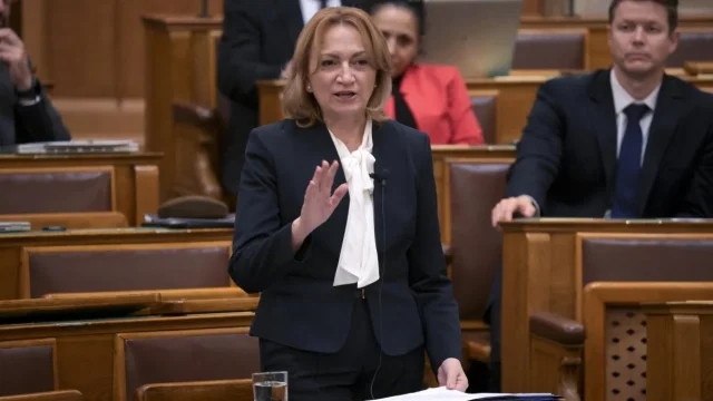 Költségvetési módosítás és gyermekvédelmi javaslatok az Országgyűlésben