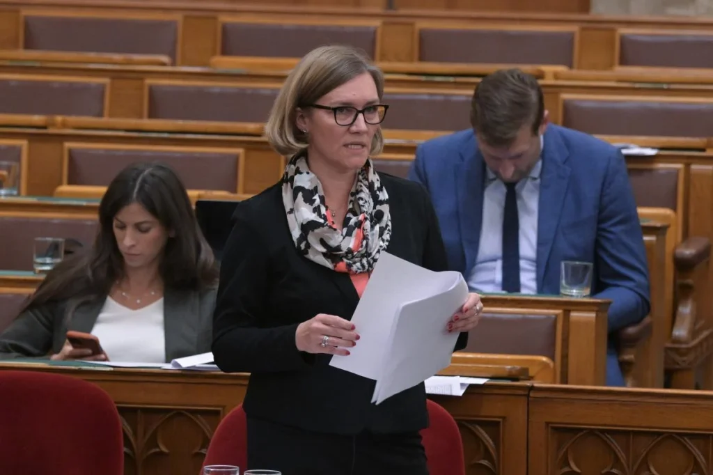 Környezetvédelmi szabályok és magánjogi nyilvántartások módosítása a parlamentben