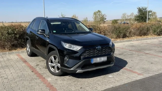 Hamisított alvázszámú, körözött luxusterepjárót foglaltak le a makói rendőrök az M43-as autópályán