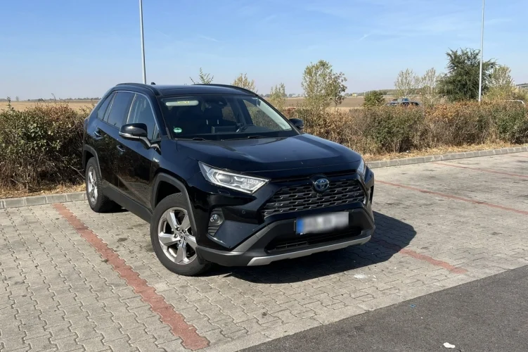 Hamisított alvázszámú, körözött luxusterepjárót foglaltak le a makói rendőrök az M43-as autópályán