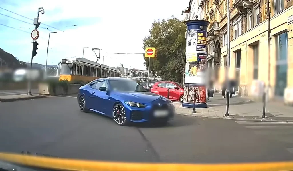 Közúti agresszió és szabálytalan manőverek Budapesten – videóval