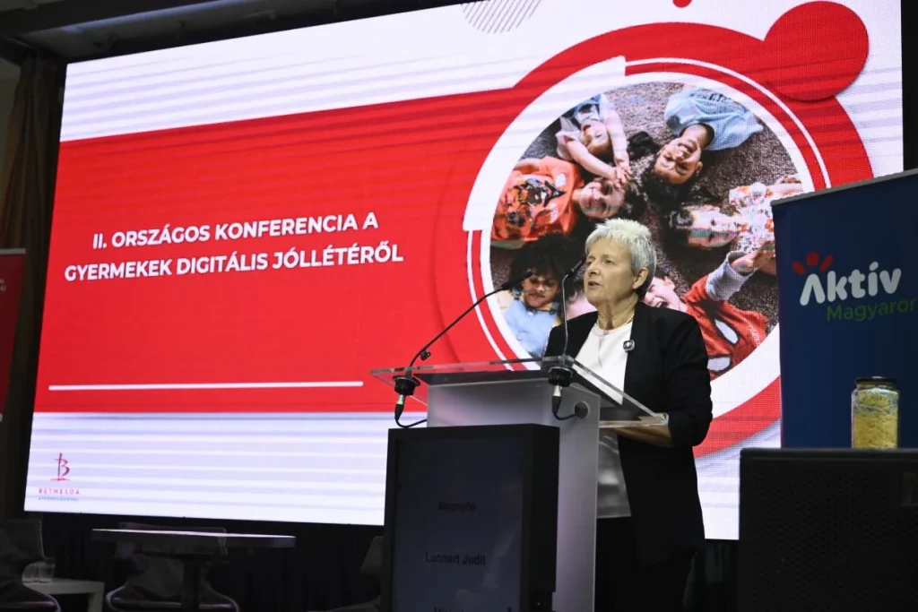 A tudatos oktatást és a példamutatást szorgalmazza a digitális eszközhasználatban a miniszter