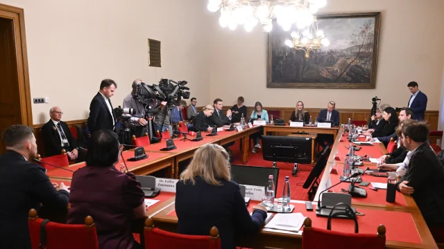 Létszám- és forráshiányról számoltak be a gyermekvédelmi szakemberek a bizottsági ülésen