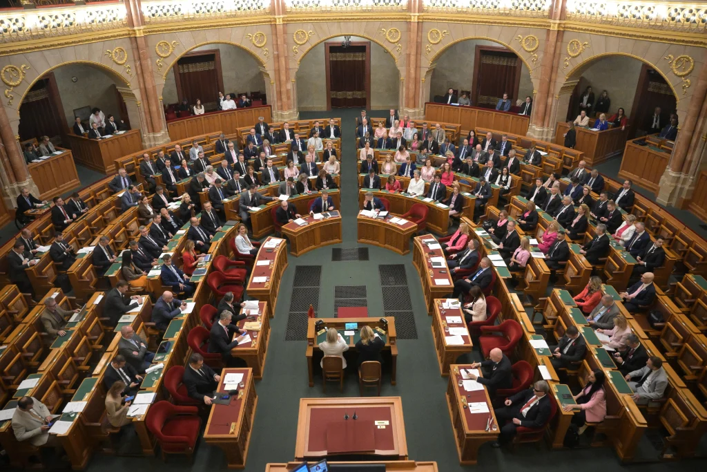 Lezárult az MNB-beszámoló vitája, a parlament már a közmédia átalakításáról tárgyal