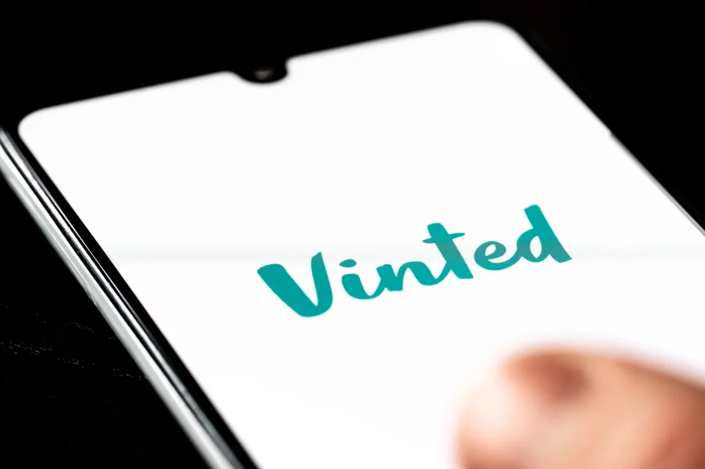 Törli a franciaországi zavargások alatt ellopott termékek hirdetéseit a Vinted