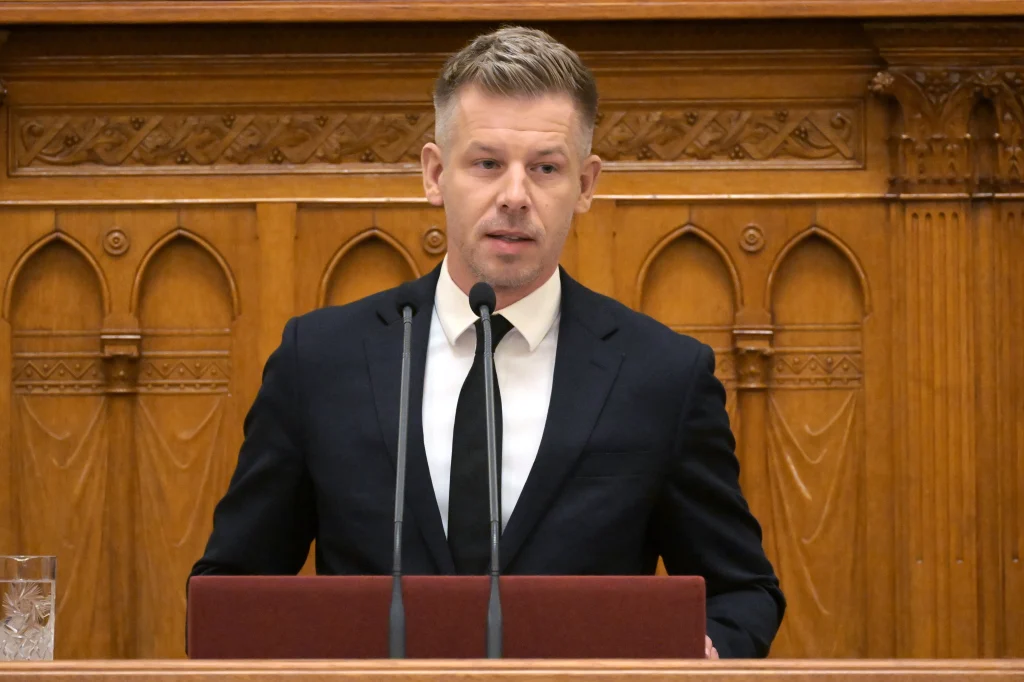 Gyorsabb és tisztességesebb kormányzati munkát ígért Magyar Péter az Országgyűlésben