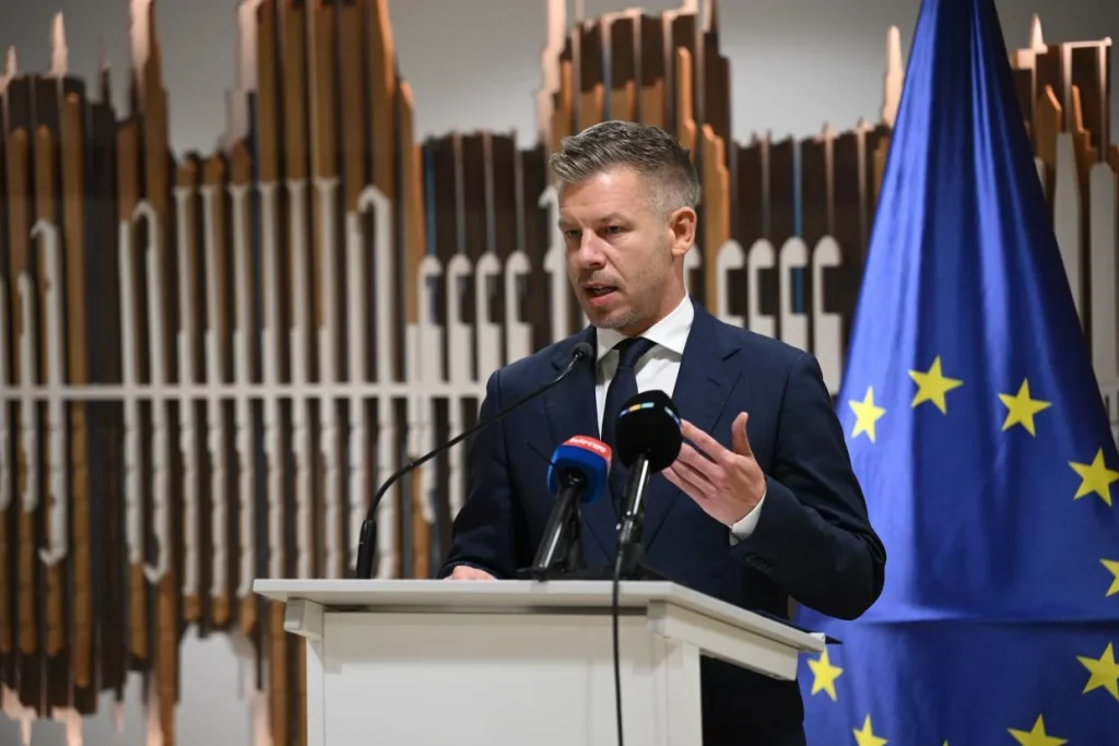 Magyar Péter: nem lesz ideológiai képzés az oktatási intézményekben