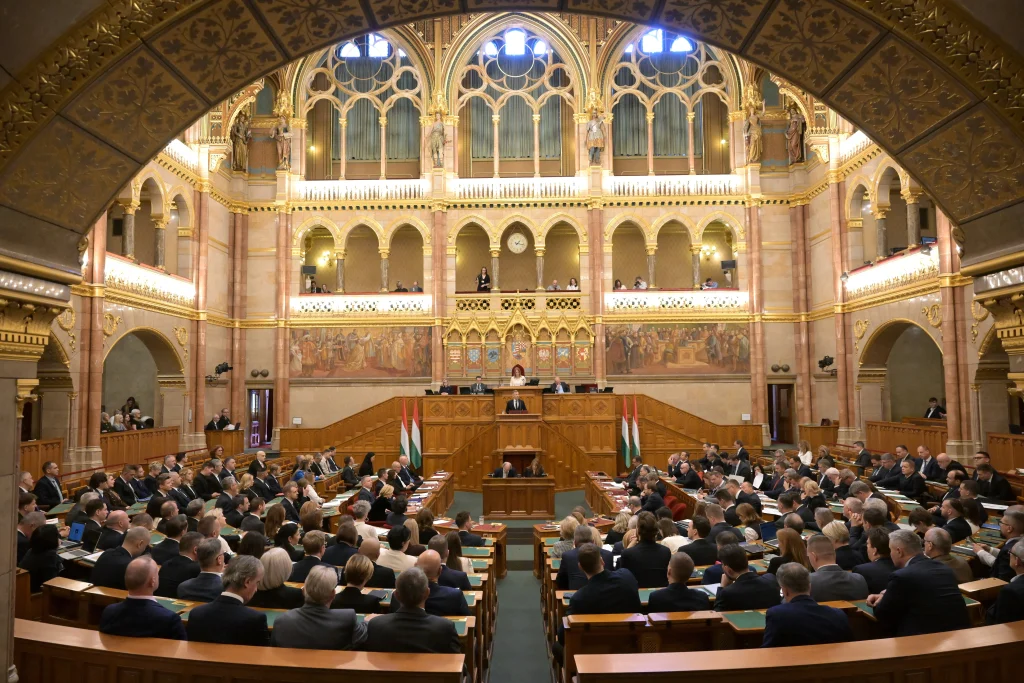 Távozásra szólította fel az Állami Számvevőszék és a Gazdasági Versenyhivatal elnökét Magyar Péter