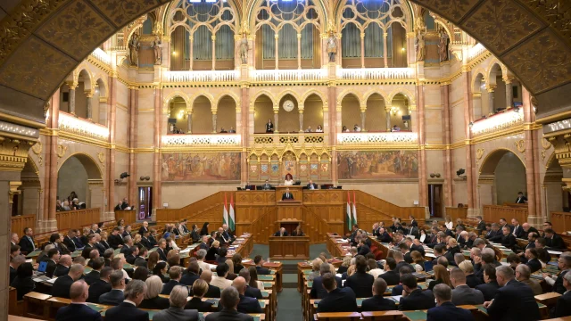 Távozásra szólította fel az Állami Számvevőszék és a Gazdasági Versenyhivatal elnökét Magyar Péter