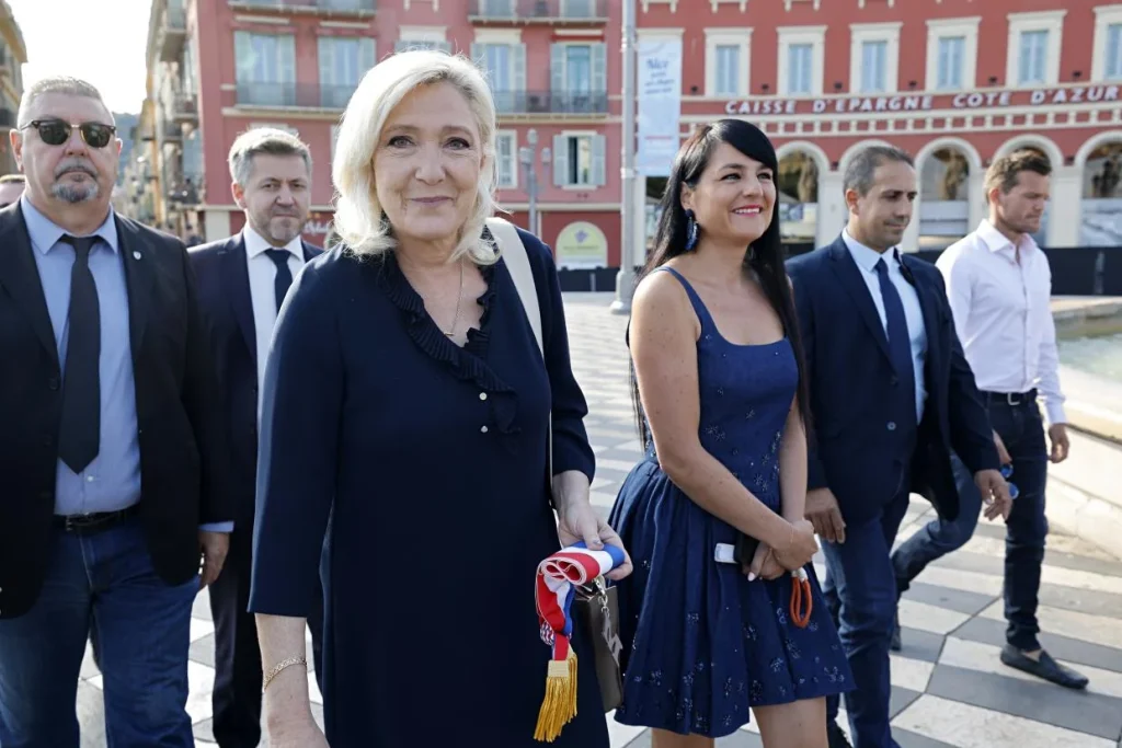 Marine Le Pen kiállt az antiszemita üzenetekkel vádolt Jordan Bardella mellett