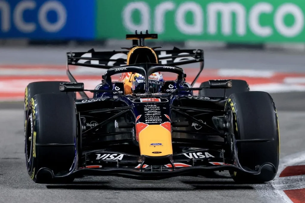 Max Verstappen szerezte meg a pole pozíciót a szingapúri Forma-1-es időmérőn