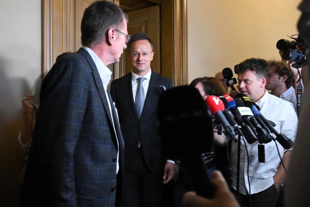 Zárt ülésen hallgatta meg a nemzetbiztonsági bizottság Szijjártó Pétert a BYD-nél vállalt munkája miatt