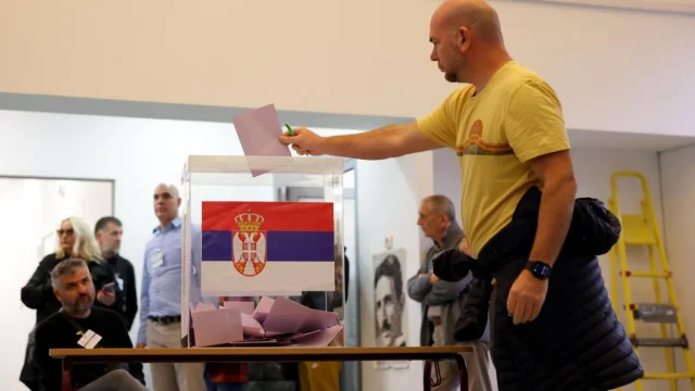 Szerbiában több tucat szavazóhelyen tartanak megismételt parlamenti választást