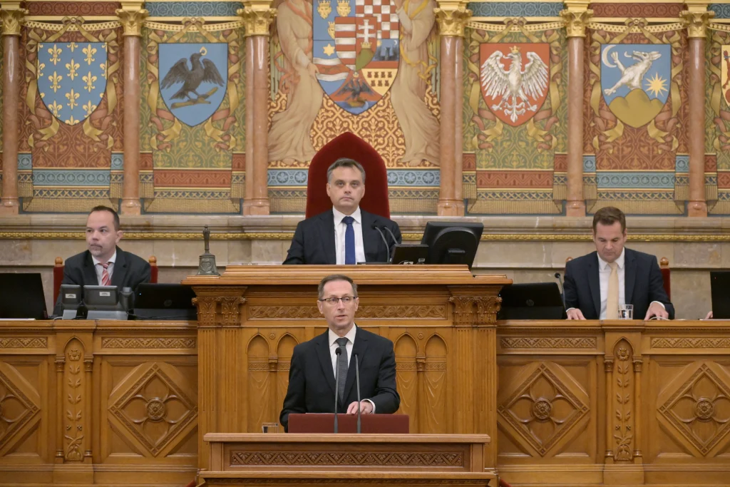 Az Országgyűlés megkezdte a Magyar Nemzeti Bank 2025-ös üzleti beszámolójának vitáját