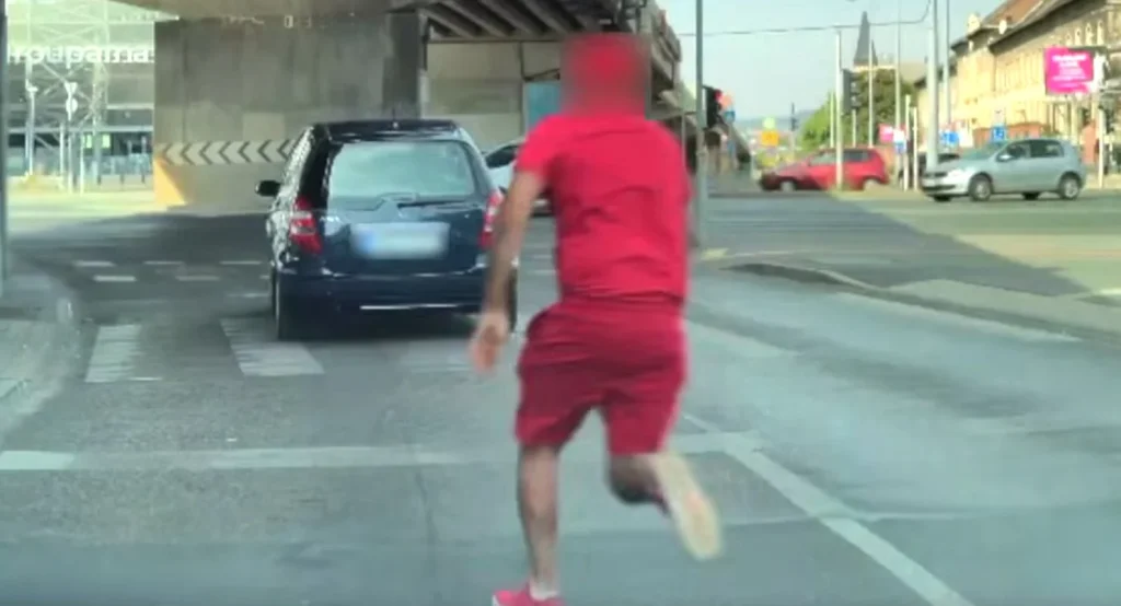 Menekülő autós és súlyos közlekedési balesetek az utakon – videóval