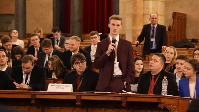 Mint-a-Parlament program: egyetemisták próbálhatják ki a törvényalkotást