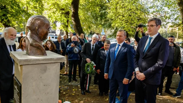 Felavatták Nagy Imre mellszobrát az ungvári 1956-os emlékmű szomszédságában