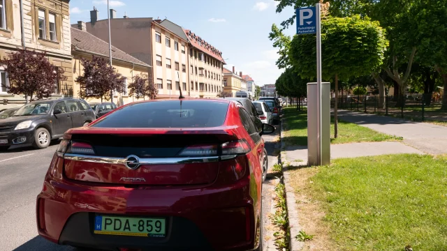 November 30-ig kötelező lecserélni a plug-in hibrid járművek zöld rendszámát
